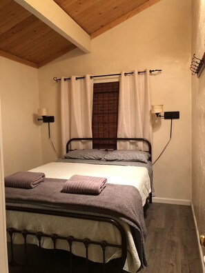 WiFi, bed sheets - Kelley’s Kabin (Big Bear)