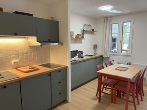 Fridge, microwave, dishwasher, cookware/dishes/utensils - Les Fougères 109 1* (MOLIETS ET MAA)