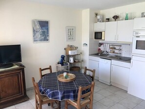 Jääkaappi, mikroaaltouuni, uuni, astianpesukone