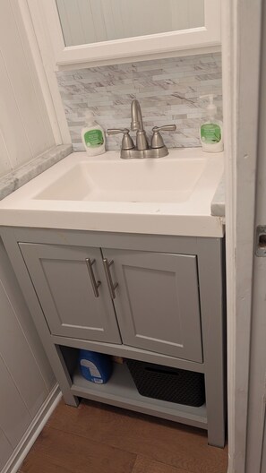 مجففات شعر، مناشف، صابون، ورق حمّام