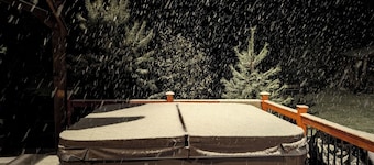 large ski ranch hot tub close to killington pets ok