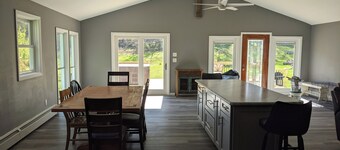 large ski ranch hot tub close to killington pets ok