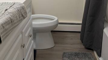 Hiustenkuivaaja, pyyhkeet, saippua, vessapaperi