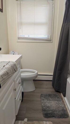 مجففات شعر، مناشف، صابون، ورق حمّام