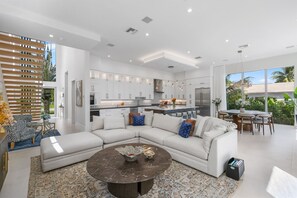 Interior - 334 5BR Villa – Pool & Spa | Sleeps 12 Walk to Ave (Delray Beach)