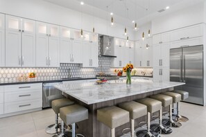 Fridge, microwave, oven, stovetop - 334 5BR Villa – Pool & Spa | Sleeps 12 Walk to Ave (Delray Beach)