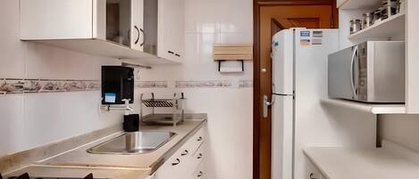 Microondas, horno, parrilla de estufa y licuadora