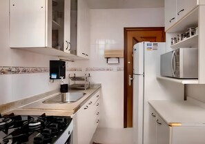 Microwave, oven, stovetop, blender - Copa Beach Home • 3 Bedrooms • A/C • 8 min to Beach (Rio de Janeiro)