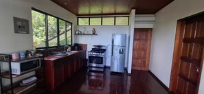 Coffee/tea maker, microwave, oven, toaster - Casa Alicia – Ocean view, perfect for families and friends (up to 6 guests (Manuel Antonio)