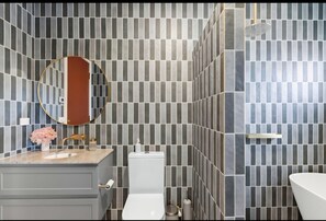 Dusche, Haartrockner, Handtücher, Seife