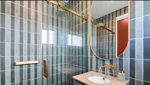 A modern bathroom with a glass shower enclosure, a vanity with a sink, and a large mirror. - Luxury accommodation Jindabyne. Weekly and monthly discounts (Jindabyne)