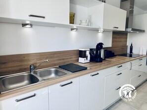 Frigorífico, microondas, horno y lavavajillas