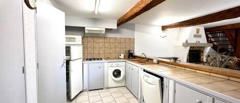 Een koelkast, een microgolfoven, een vaatwasser