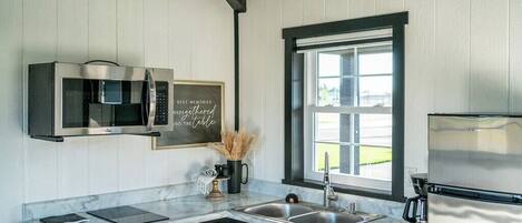 Mikrowelle, Herdplatte, Wasserkocher mit Kaffee-/Teezubehör, Toaster