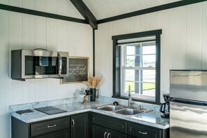 Een microgolfoven, een kookplaat, een koffiezetapparaat/waterkoker