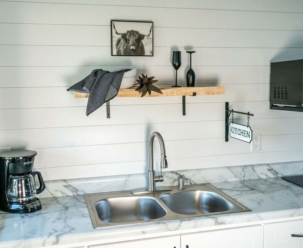 Kühlschrank, Mikrowelle, Herdplatte, Wasserkocher mit Kaffee-/Teezubehör