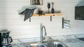 Kühlschrank, Mikrowelle, Herdplatte, Wasserkocher mit Kaffee-/Teezubehör