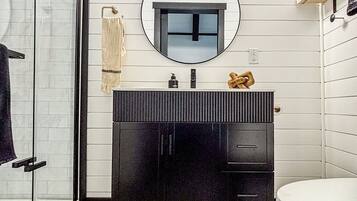 Suihku, hiustenkuivaaja, pyyhkeet