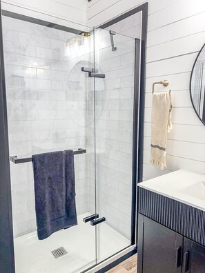 Shower, hair dryer, towels - Whispering Cottage #3 | Shewana Tiny Home Village (Shipshewana)