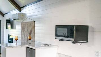 Mikrowelle, Herdplatte, Wasserkocher mit Kaffee-/Teezubehör, Toaster