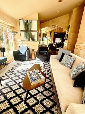 Smart TV, chimenea y impresora