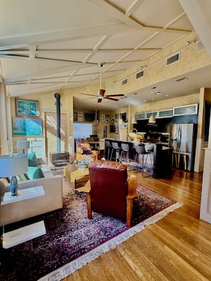 Smart TV, chimenea y impresora