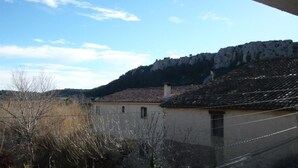 A rural landscape with a building featuring a tiled roof and a stone wall. - La Loggia - ROQUEFORT DES CORBIERES (ROQUEFORT DES CORBIERES)