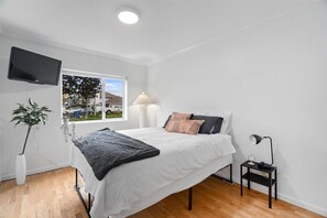 2 bedrooms, iron/ironing board, WiFi, bed sheets - Welcome to the Urban Oasis, your modern retreat in the heart of Fleetwood. (Surrey)