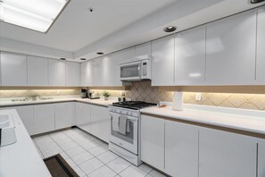 Mikroaaltouuni, uuni, liesi, astianpesukone