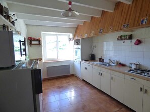 KĂŒhlschrank, Mikrowelle, Ofen, GeschirrspĂŒler