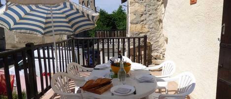 تناول الطعام بالخارج