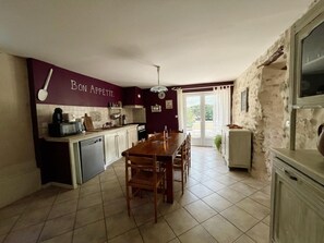 Jääkaappi, mikroaaltouuni, uuni, astianpesukone