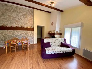 Televisie en een open haard