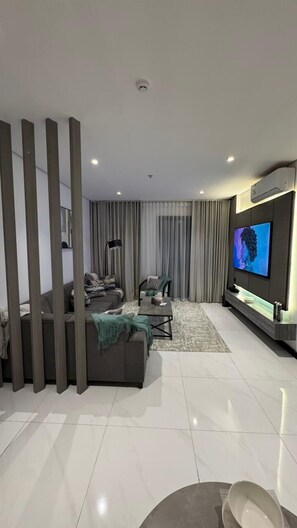 Suite de lujo, vistas a la playa | Tabla de planchar con plancha y wifi gratis