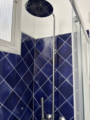 Hair dryer, towels, soap, toilet paper - 2BR Cathedral & Giralda Views, Rooftop Terrace! (Sevilla)