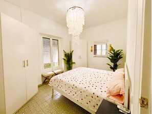Iron/ironing board, WiFi, bed sheets - 2BR Cathedral & Giralda Views, Rooftop Terrace! (Sevilla)