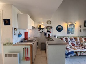 Fridge, microwave, cookware/dishes/utensils - CYRNEA 27 - Walking distance to the beach - Air conditioning - Wi-Fi - Favone (CONCA)