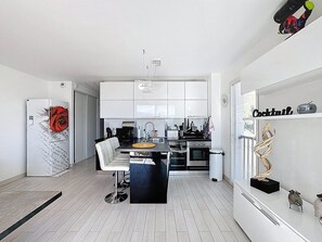 Fridge, cookware/dishes/utensils - Terrasse vue mer et montagne – Calvi centre et plage (CALVI)