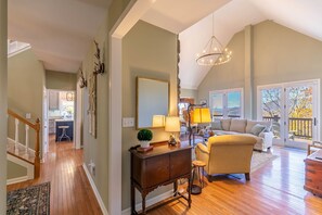 Smart-TV, Kamin, Tischtennisplatte