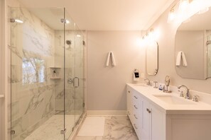 Shower, hair dryer, towels - Fox Hollow - Blowing Rock home with stunning views, game room! (Blowing Rock)