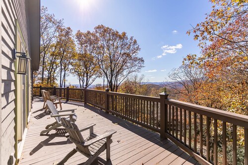 Fox Hollow - Blowing Rock home with stunning views, game room!