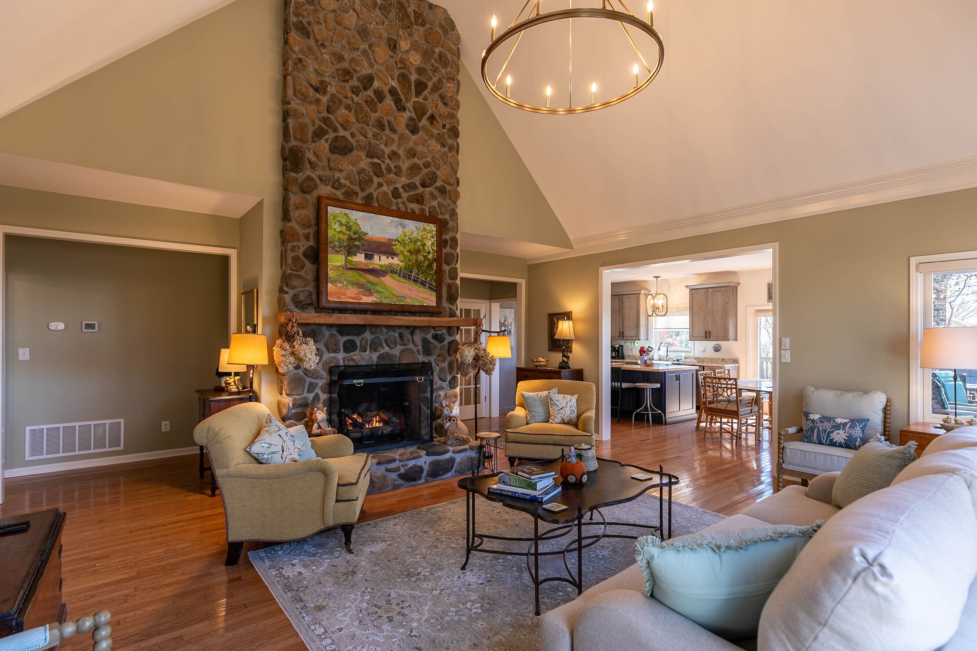 Smart-tv, eldstad och ett bordtennisbord