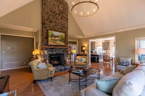 Smart-TV, Kamin, Tischtennisplatte