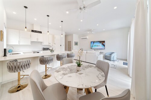 New Gated Luxury 2BR 2BA Condo, Pool, Rooftop Close to Beaches & Restaurants.