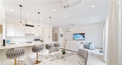 New Gated Luxury 2BR 2BA Condo, Pool, Rooftop Close to Beaches & Restaurants.