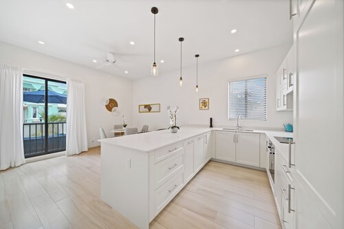 New Gated Luxury 2BR 2BA Condo, Pool, Rooftop Close to Beaches & Restaurants.