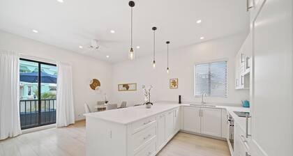 New Gated Luxury 2BR 2BA Condo, Pool, Rooftop Close to Beaches & Restaurants.