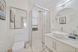 Shower, hair dryer, towels, soap - New Gated Luxury 2BR 2BA Condo, Pool, Rooftop Close to Beaches & Restaurants. (Bridgetown)