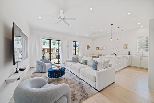 New Gated Luxury 2BR 2BA Condo, Pool, Rooftop Close to Beaches & Restaurants.