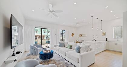 New Gated Luxury 2BR 2BA Condo, Pool, Rooftop Close to Beaches & Restaurants.